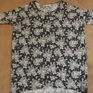 🦄Lularoe Irma black and white roses 🦄